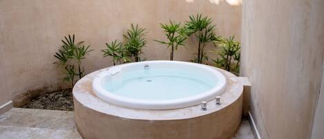 Outdoor spa tub