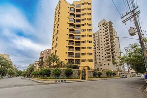 House, Smoking - Apto com Garagem e Ar-condicionado a 600m da Praia (Guarujá)
