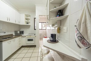 House, Smoking | 3 bedrooms - Apto com Garagem e Ar-condicionado a 600m da Praia (Guarujá)