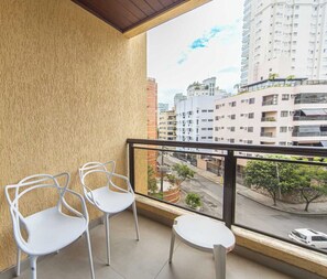 House, Smoking - Apto com Garagem e Ar-condicionado a 600m da Praia (Guarujá)