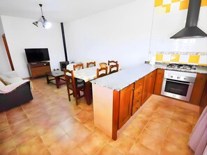 Apartment | Private kitchen | Fridge, oven, stovetop, coffee/tea maker - Chalet con Terraza y Barbacoa a 3 min de la Playa El Palmar (Vejer de la Frontera)