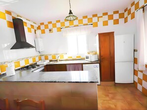 Apartment | Private kitchen | Fridge, oven, stovetop, coffee/tea maker - Chalet con Terraza y Barbacoa a 3 min de la Playa El Palmar (Vejer de la Frontera)