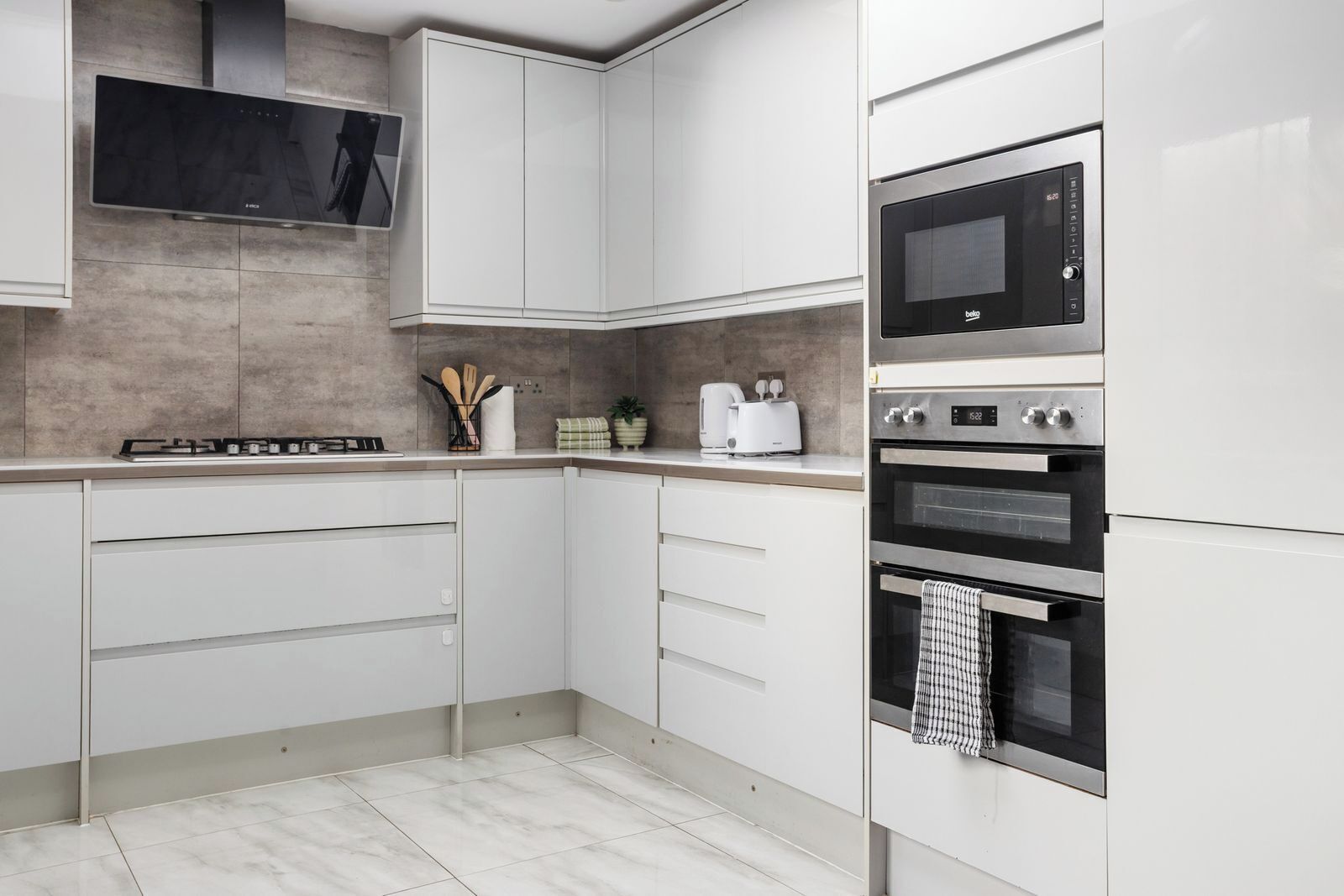 Refrigerador, microondas, horno, placa de cocina