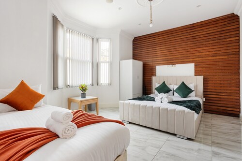 5 BR Flat |Spacious|Near Shepherd's Bush Stn.|ST