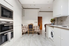 Réfrigérateur, four à micro-ondes, un four, surface de cuisson