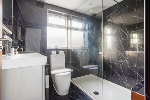Hair dryer, towels - 5 BR Flat |Spacious|Near Shepherd's Bush Stn.|ST (Greater London)