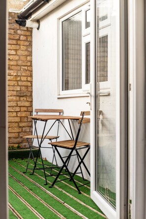 Outdoor dining - 5 BR Flat |Spacious|Near Shepherd's Bush Stn.|ST (Greater London)