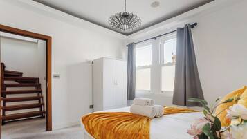 5 bedrooms, iron/ironing board, free WiFi, bed sheets