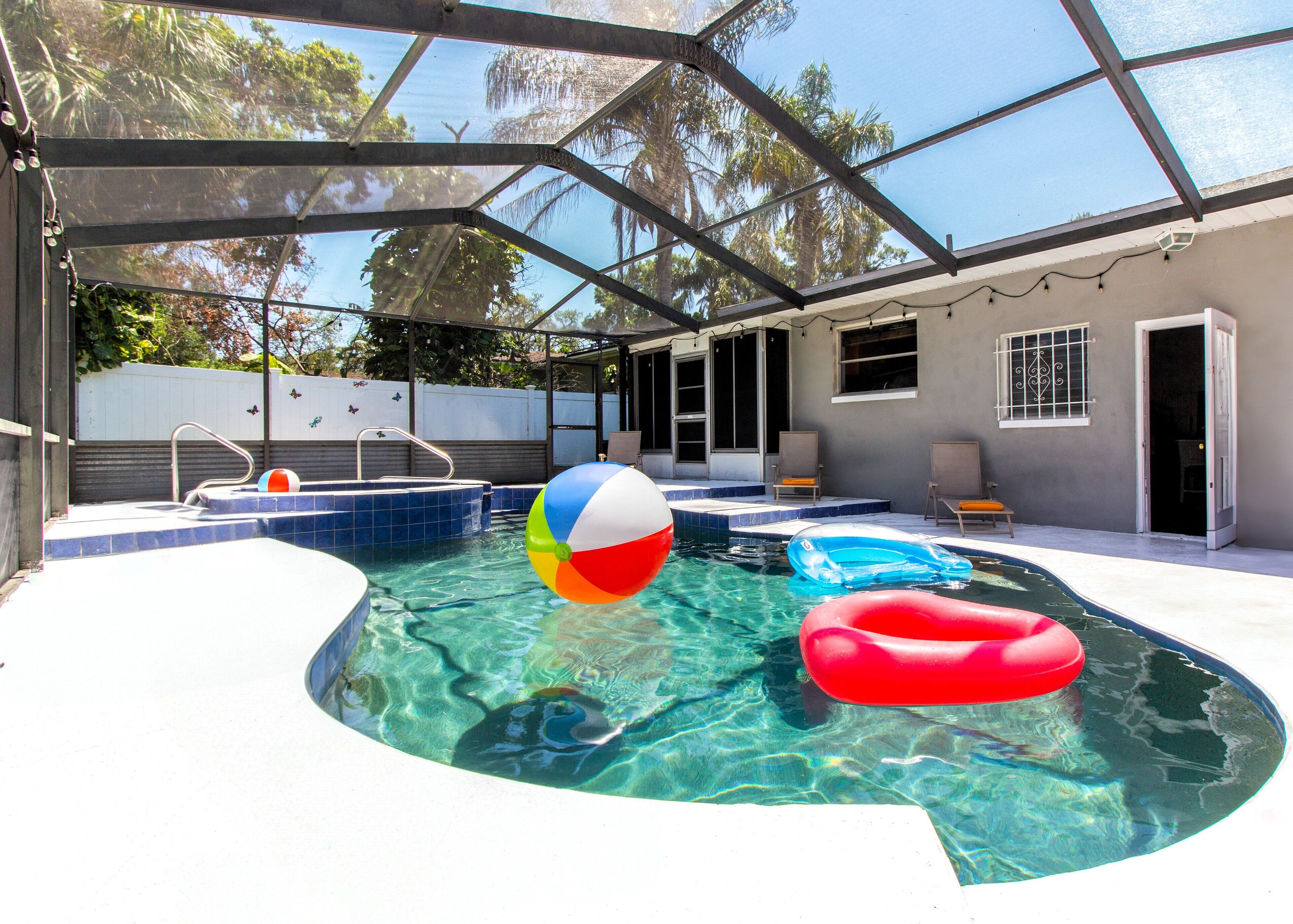 Utendørsbasseng og et oppvarmet basseng