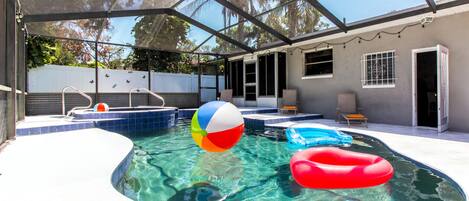 Utendørsbasseng og et oppvarmet basseng