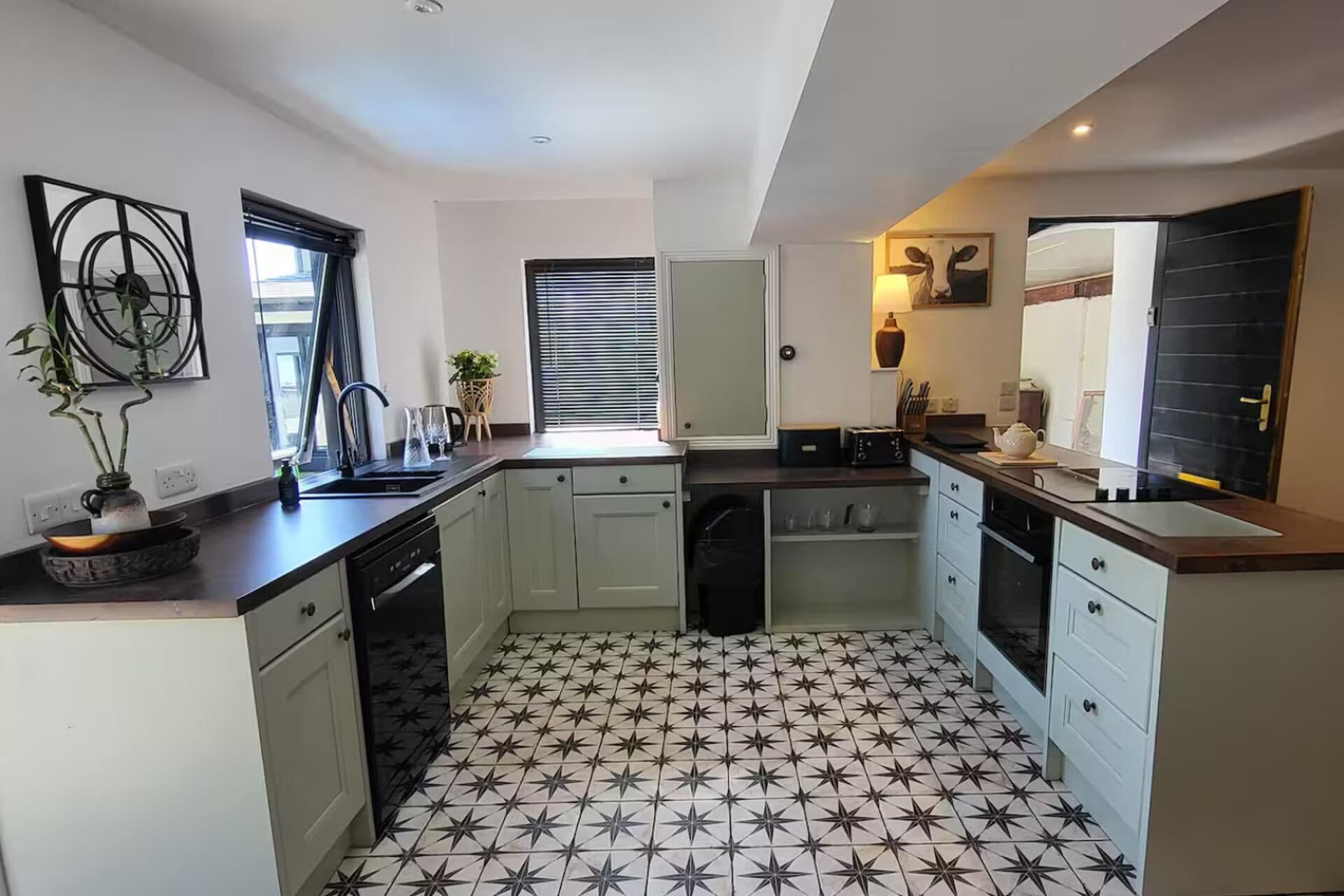 冰箱、微波炉、烤箱、炉灶