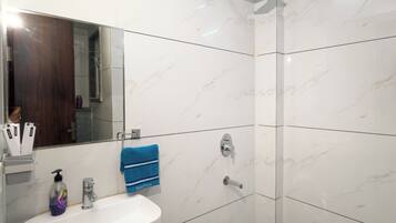 Apartment, 3 Bedrooms, Accessible, Smoking | Bathroom