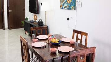 Apartment, 3 Bedrooms, Accessible, Smoking | Dining room