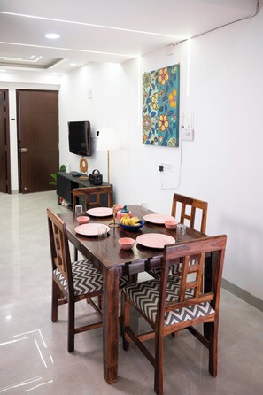 Apartment, 3 Bedrooms, Accessible, Smoking | Ruang makan