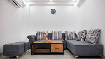 Apartment, 3 Bedrooms, Accessible, Smoking | Ruang tamu