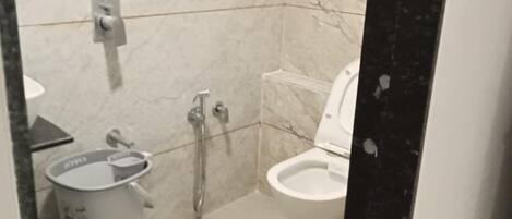 A bathroom with a toilet, a bidet, and a sink.