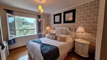 Deluxe Room, 1 Queen Bed, Non Smoking, Garden View