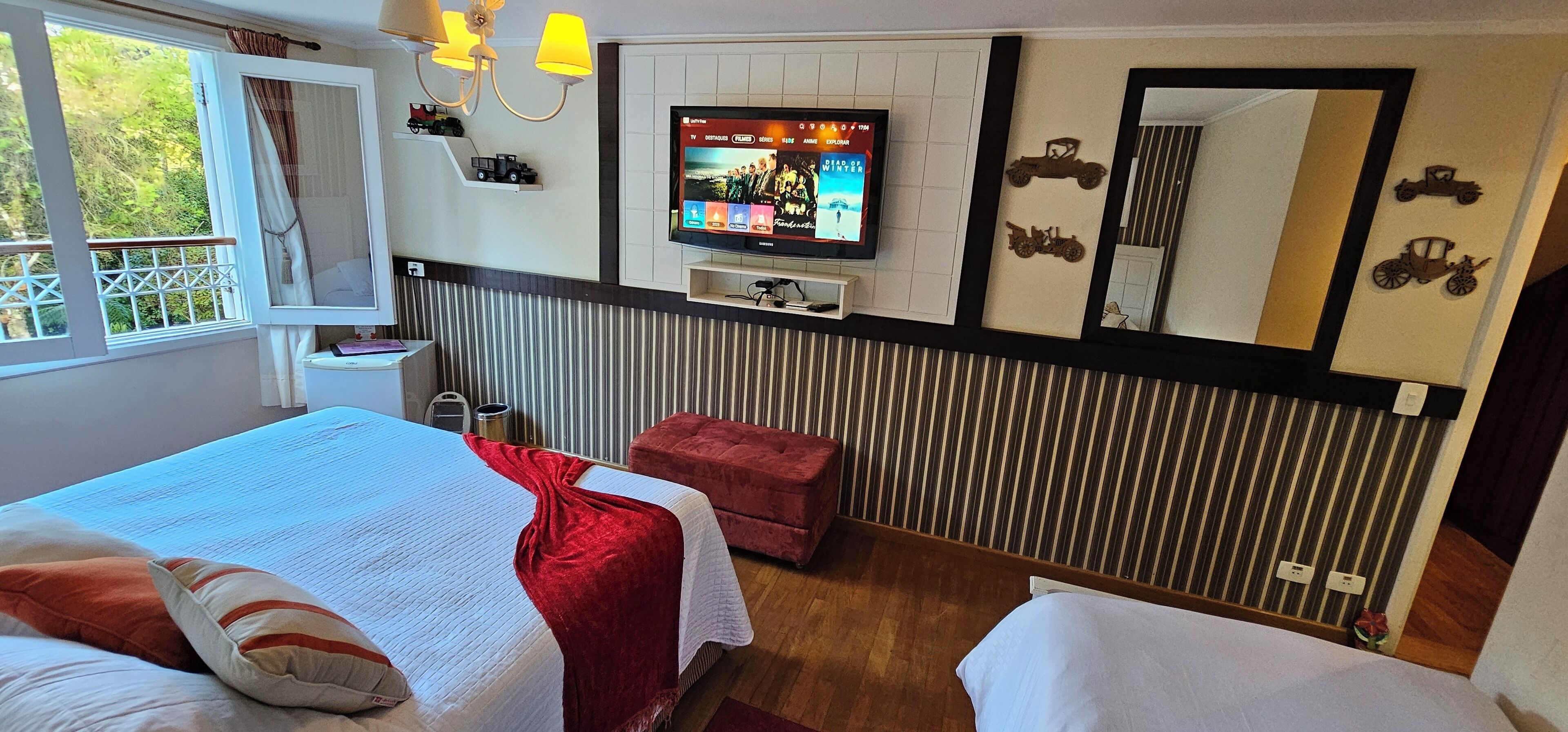 Deluxe háromágyas szoba, 1 hálószobával, fürdőszobával, kilátással a kertre