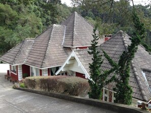 Vista frontal de la propiedad