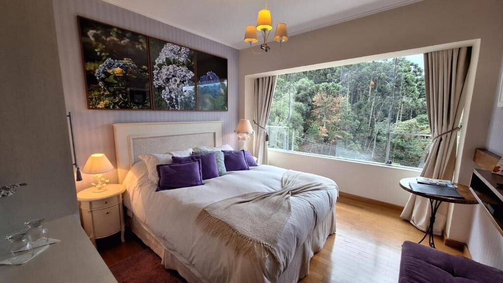 Luxus szoba kétszemélyes ággyal, 1 queen (nagyméretű) franciaágy, kilátással a hegyre