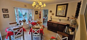 Free daily buffet breakfast - Pousada Atalaia Premium (Campos do Jordão)