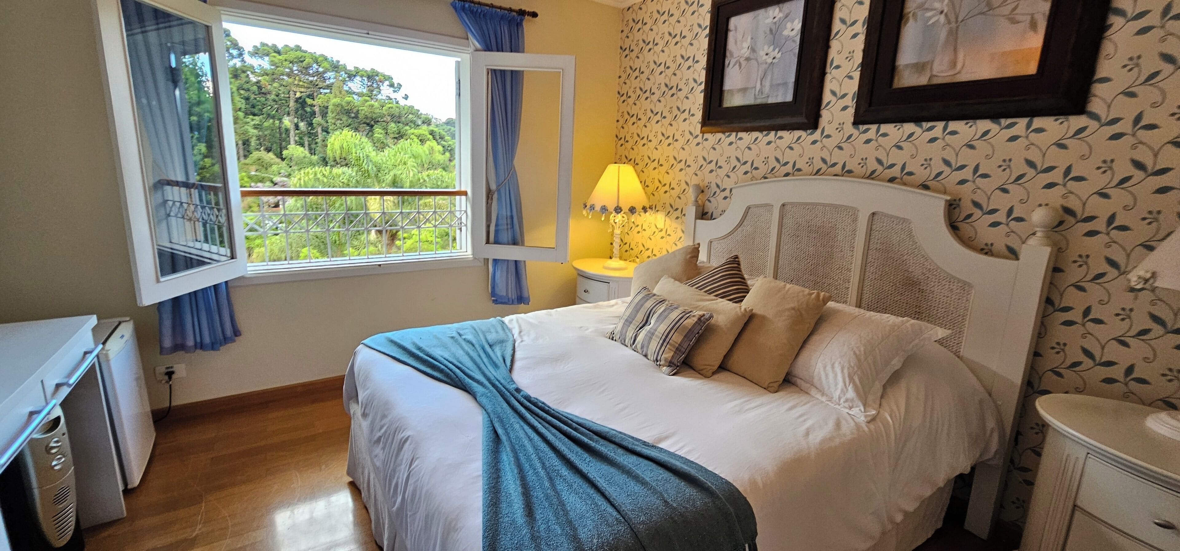 Superior szoba kétszemélyes ággyal, 1 queen (nagyméretű) franciaágy, kilátással a hegyre