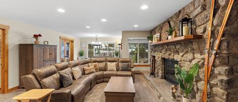 Condo (2 Bedrooms) | Front of property