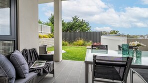 Outdoor dining - Sunrise Ocean View – relax in style with effortless with easy seaside comfort (Kiama)