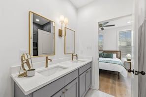 Silitysrauta/-lauta, Wi-Fi, vuodevaatteet