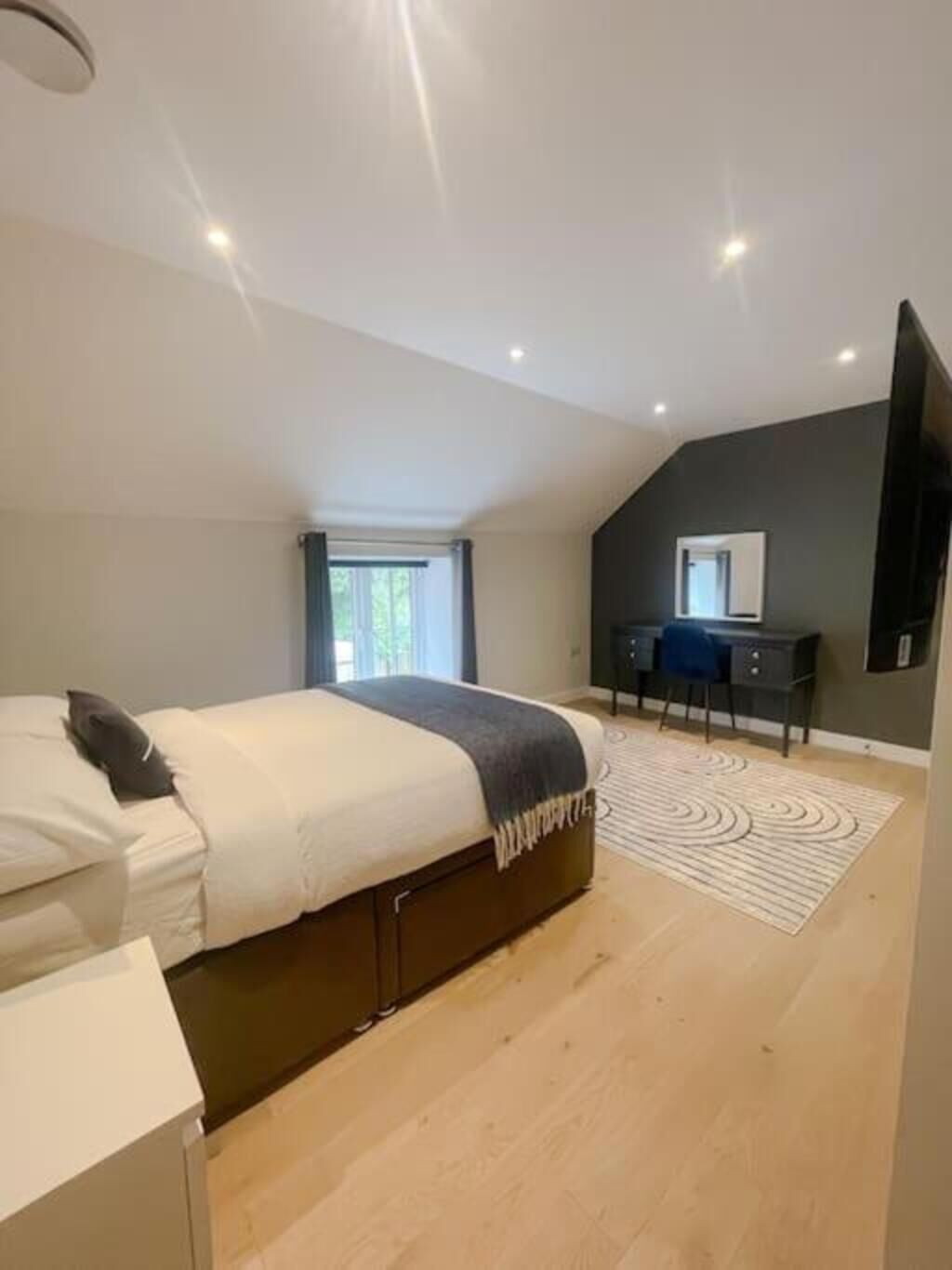 Iron/ironing board, internet, bed sheets