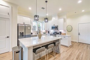 Fridge, microwave, oven, stovetop - Tropical Oasis•Hot Tub• Large Yard • 4BR/16 Guests (Houston)