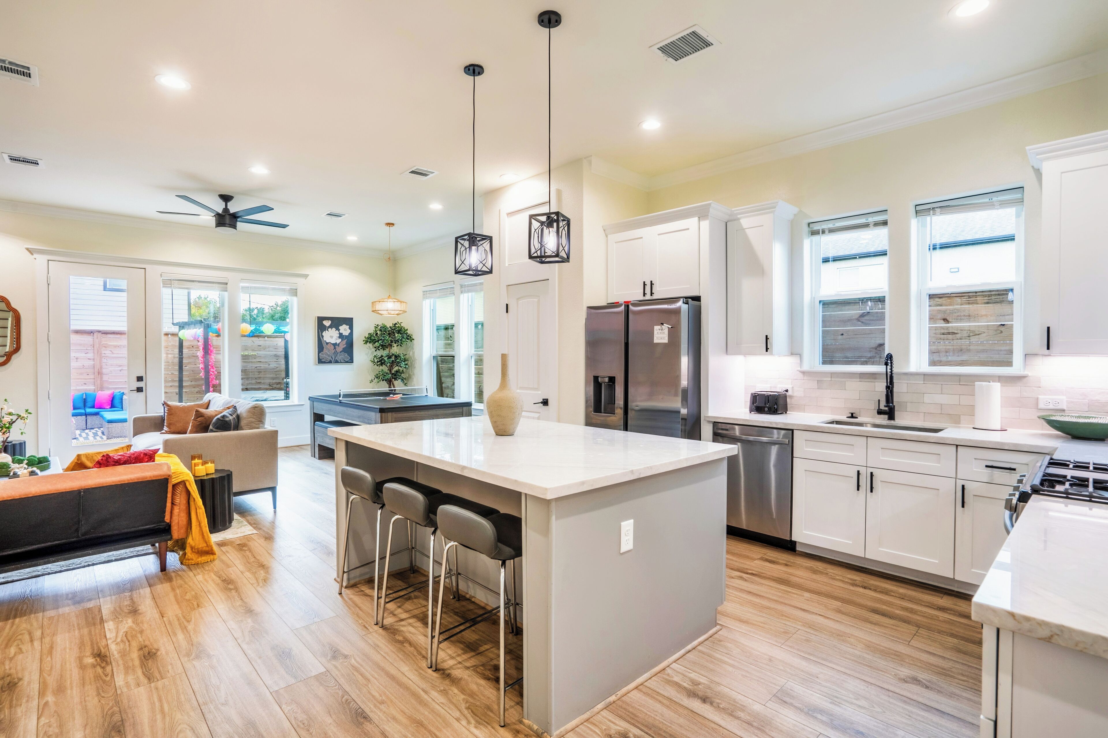 Jääkaappi, mikroaaltouuni, uuni, liesi