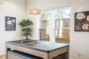 Games room - Tropical Oasis•Hot Tub• Large Yard • 4BR/16 Guests (Houston)