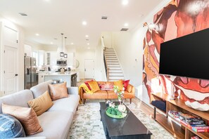 Smart TV, fireplace, ping pong - Tropical Oasis•Hot Tub• Large Yard • 4BR/16 Guests (Houston)