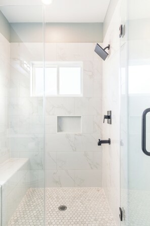 Shower, hair dryer, towels, soap - Tropical Oasis•Hot Tub• Large Yard • 4BR/16 Guests (Houston)