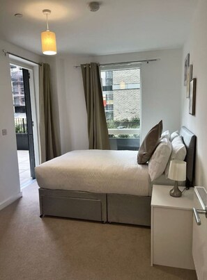 Bureau, fer et planche à repasser, Wi-Fi, draps fournis