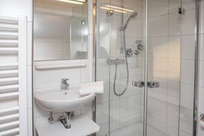 Hair dryer, towels, soap, toilet paper - Vacation home Zauberberg - Magic of the Alps - by Loewenherz (Stephanskirchen)