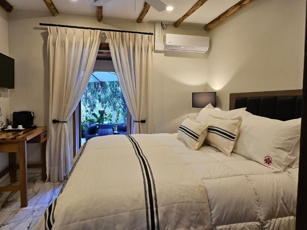 Minibar y caja de seguridad en la habitación 