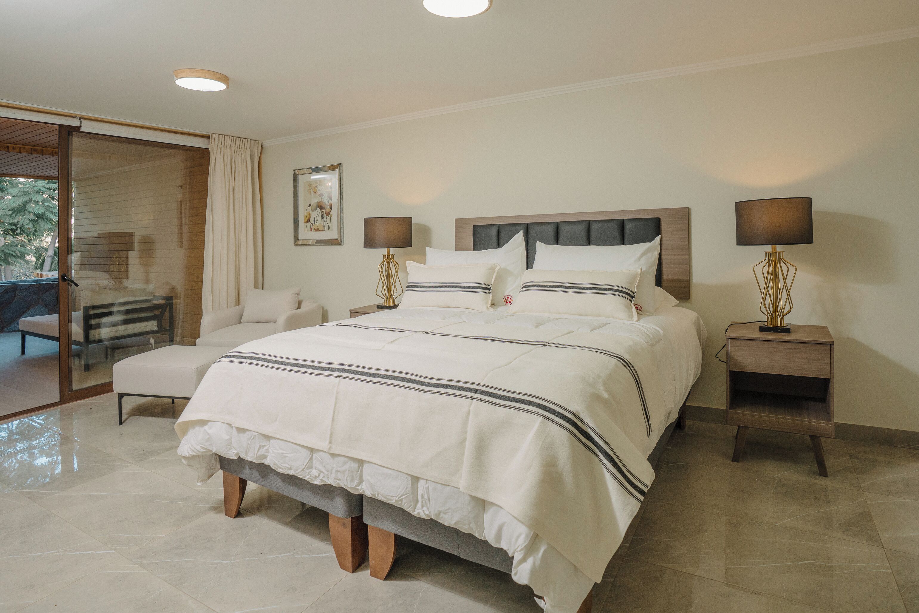 Minibar y caja de seguridad en la habitación 