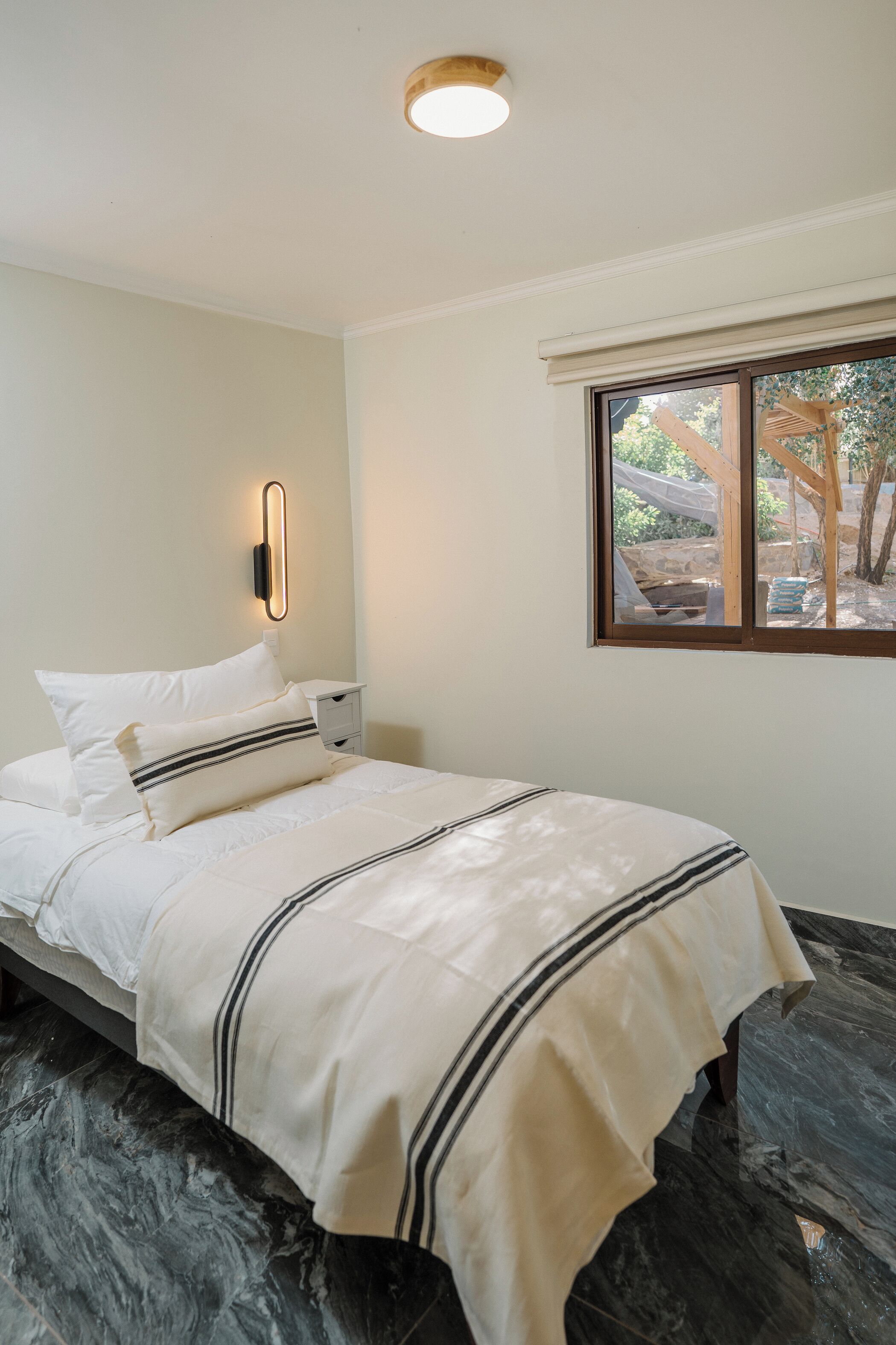 Villa, balcón, vista al valle | Minibar y caja de seguridad en la habitación 