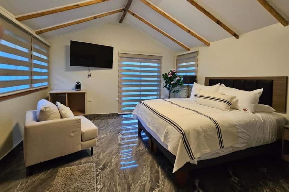 Villa, balkon, uitzicht op vallei | Een minibar met enkele gratis items, een kluis op de kamer