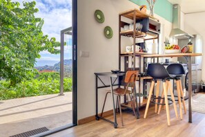 Fridge, microwave, oven, stovetop - O Miminho, a Home in Madeira (São Jorge)