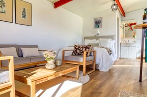 Een strijkplank/strijkijzer, gratis wifi, beddengoed