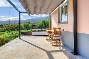 Outdoor dining - O Miminho, a Home in Madeira (São Jorge)