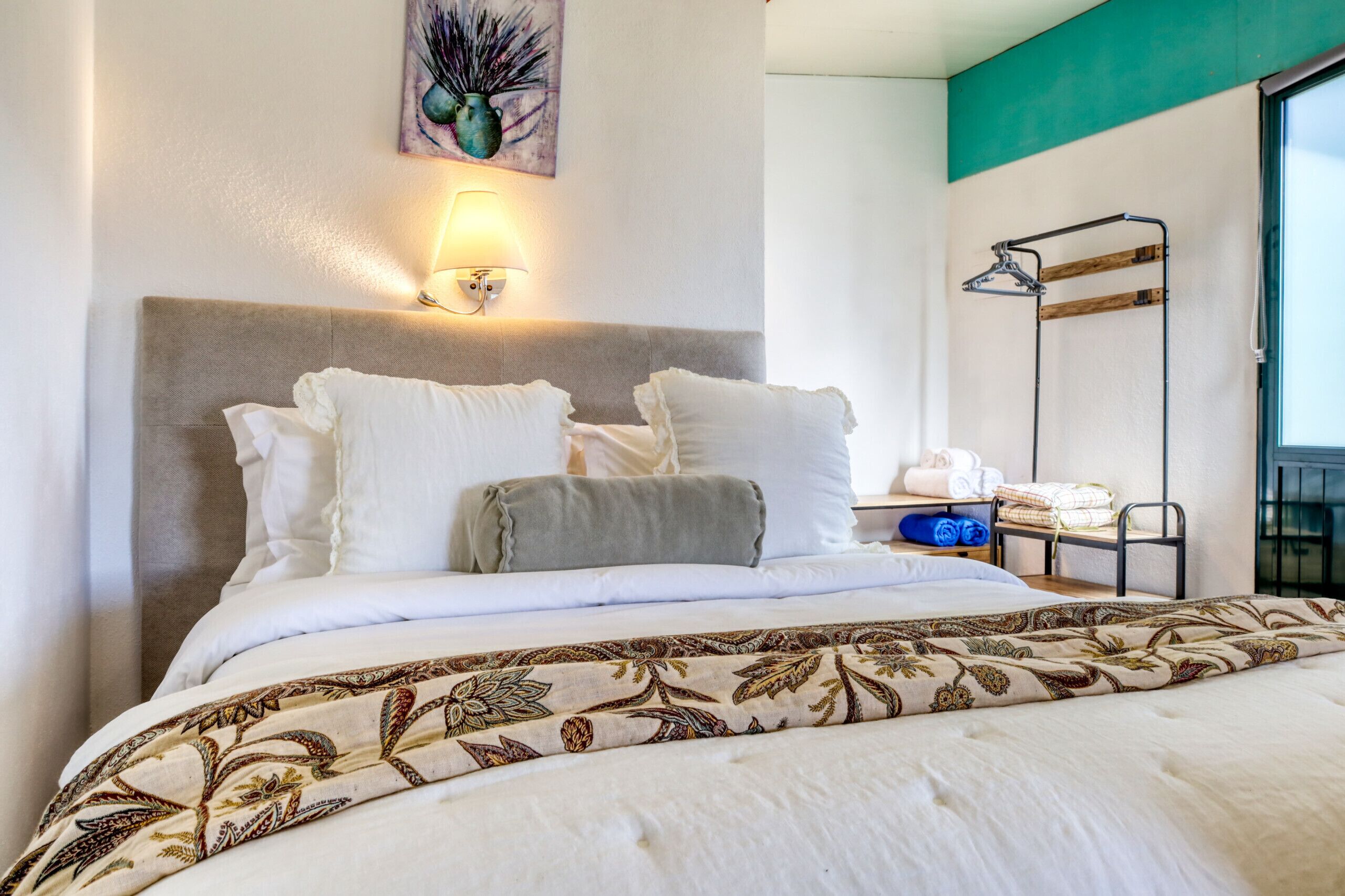 Tabla de planchar con plancha, wifi gratis y ropa de cama 