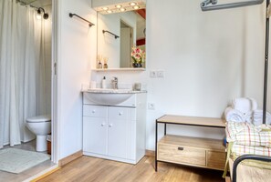 Shower, hair dryer, towels, soap - O Miminho, a Home in Madeira (São Jorge)