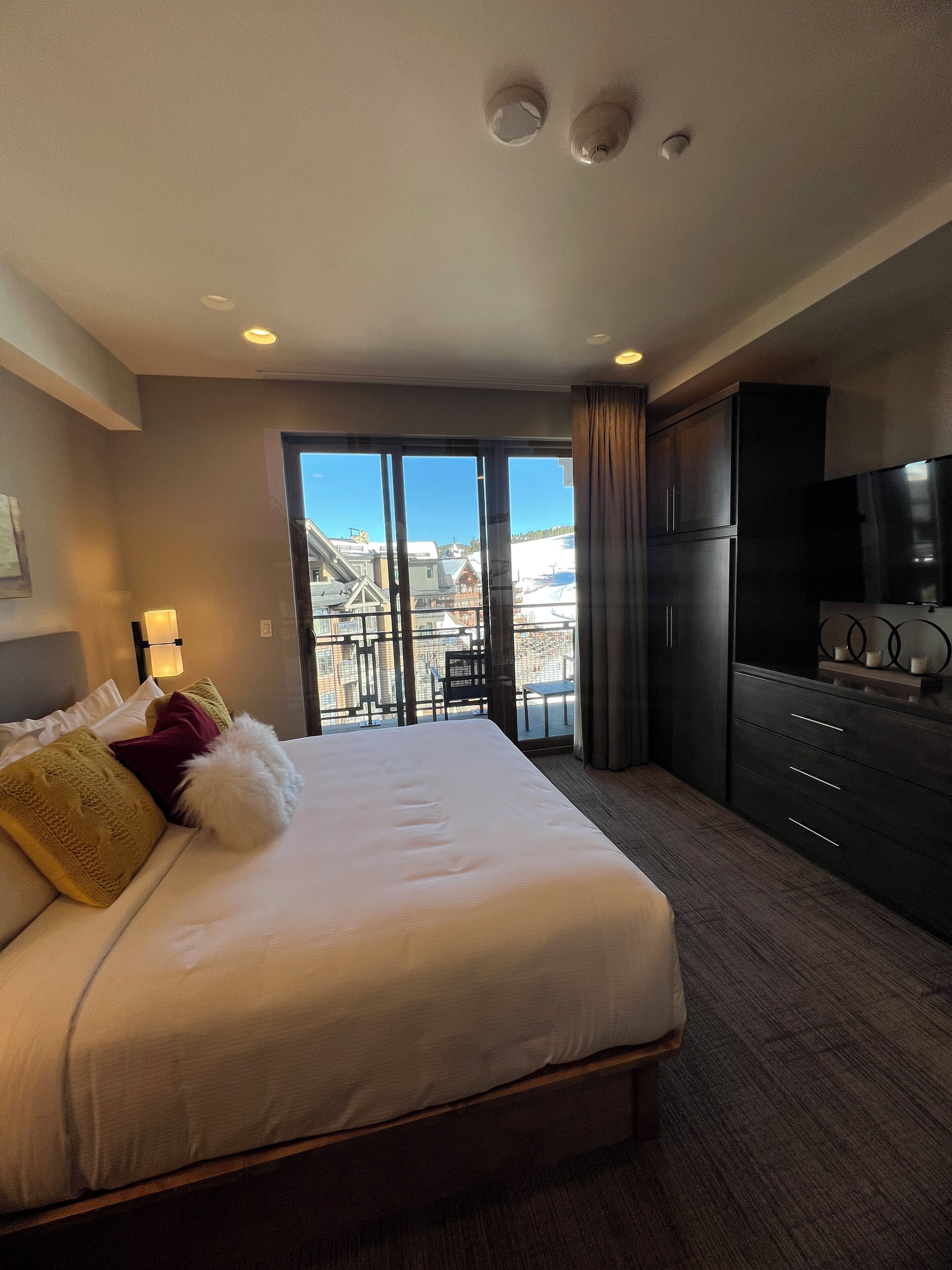 Strykejern/-brett, internettilgang og sengetøy