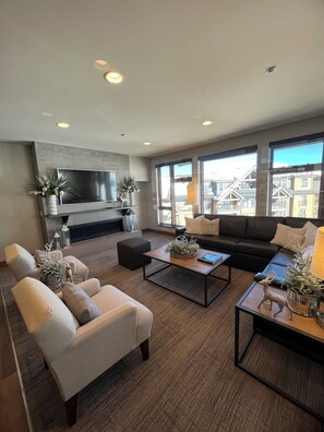 Télévision, cheminée