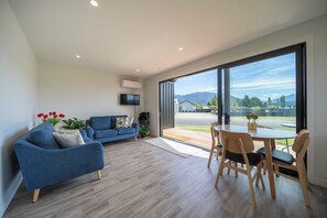 TV - Glaisnock Cottage - Te Anau Holiday Home (Te Anau)