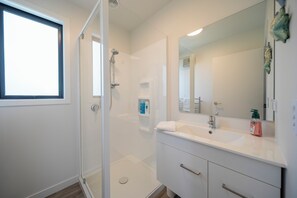 Shower, hair dryer - Glaisnock Cottage - Te Anau Holiday Home (Te Anau)